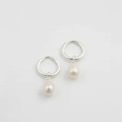 Örhängen Treasure Pearl Hoops Silver