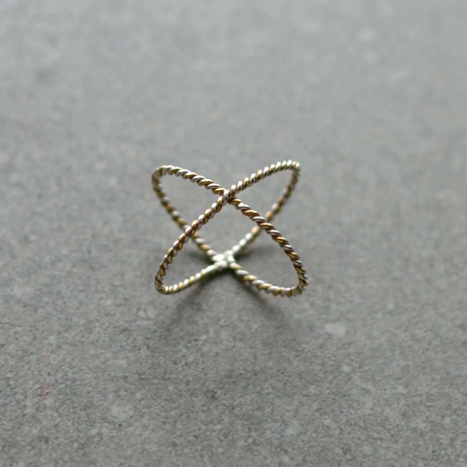 Ring Korsad snurr silver/mässing